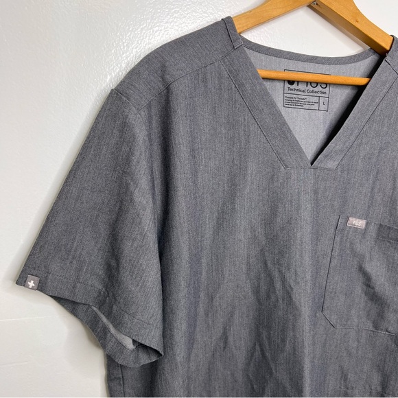 FIGS Men’s Gray 3 Pocket Scrub Top - Picture 3 of 6